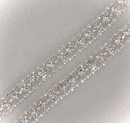 Elegant diamond-encrusted chain, exuding luxury and sophistication, perfect for the Nailbayo brand's Mils chain product. This striking, high-quality accessory features a brilliant array of sparkling stones, creating a captivating visual display that complements the brand's commitment to craftsmanship and style.