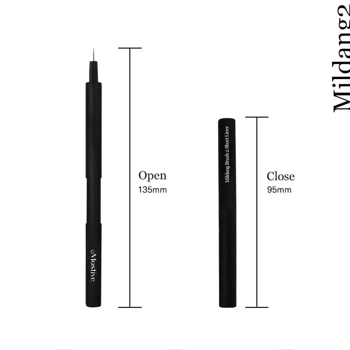 The push-activated Mostive Mildang Brush Short Liner 0.4 is a compact and convenient makeup tool that allows for easy storage and application, featuring a sleek black design and push mechanism for optimal convenience.