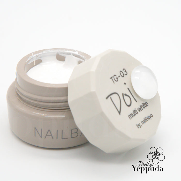 Vibrant, sparkling gel polish by renowned Korean nail artist NAILBAYO, featuring a captivating glitter-infused "Doi Tong #3" shade that elevates nail art with a touch of elegance. This premium Korean nail supply product from the NAILBAYO brand delivers a mesmerizing, long-lasting manicure.