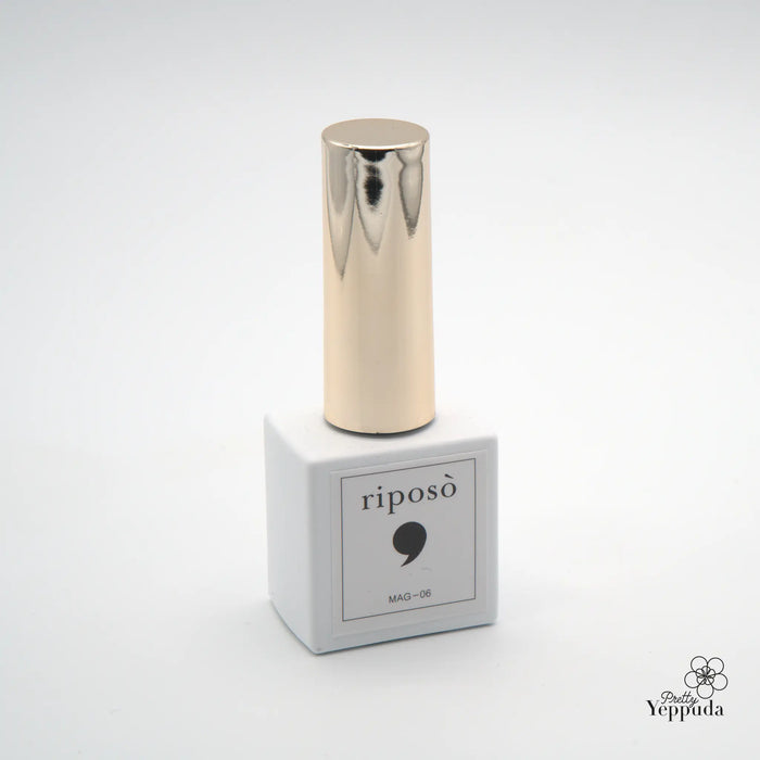 Metallic and shimmery RIPOSO Pulling Summer gel polish bottle, capturing the essence of iridescent nail art with a single coat for a captivating and brilliant finish. Ideal for creating the desired ice nail look, this unique magnet gel polish provides a seamless and radiant manicure experience.