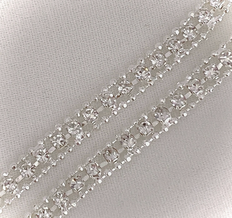 Elegant diamond-encrusted chain, exuding luxury and sophistication, perfect for the Nailbayo brand's Mils chain product. This striking, high-quality accessory features a brilliant array of sparkling stones, creating a captivating visual display that complements the brand's commitment to craftsmanship and style.