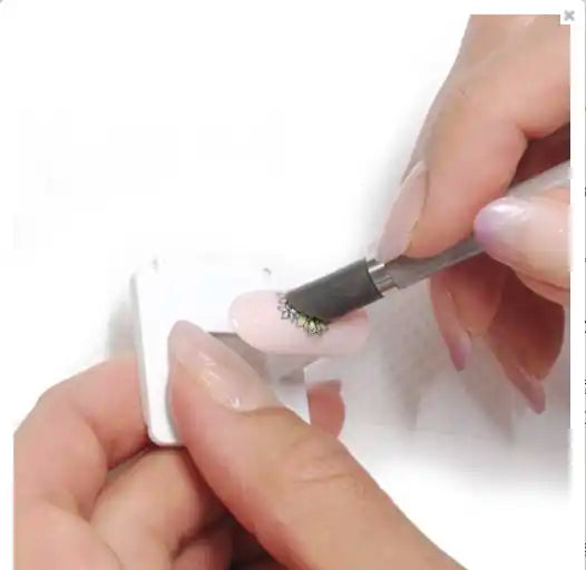 Soft silicone nail pusher by TSUMEKIRA allows firm application of nail stickers, glitter, and other nail treatments. Its 155mm length and 7g weight provide a comfortable and precise tool for professional nail care.