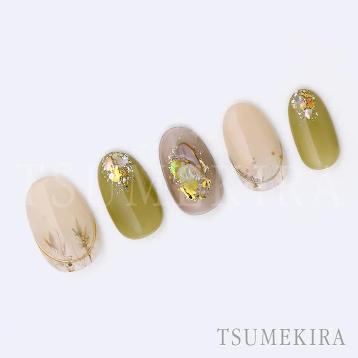 Intricate Japanese nail art featuring delicate white dried flowers adorned with shimmering accents, showcasing the elegant and refined TSUMEKIRA SAKI CHIBA × WHITE SWAG NN-SAK-103 Shopify product. The detailed nail design exudes a serene, nature-inspired aesthetic perfect for enhancing the beauty of one's fingertips.