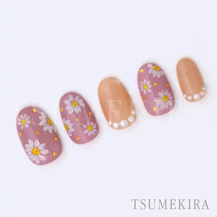 Delicate Japanese nail art stickers featuring beautiful white flowers against a soft pink background, a versatile design that can be worn year-round. Showcasing the TSUMEKIRA and MAGARET brands, these high-quality nail embellishments elevate any manicure with a touch of elegant style.