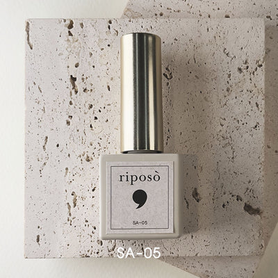 Elegant and sophisticated magnetic nail gel from the Pulling Gleam Collection by Riposo. This one-step wonder allows for effortless powder nail art, simplifying steps and embracing natural beauty. The 10ml bottle contains shades MAG21-MAG25, perfect for creating your desired look. Cure for 60 seconds for a long-lasting, stunning finish.