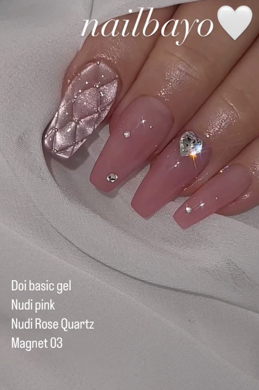 Nailbayo DOI Magnet Gel #3 - 10ml: Elegant pink and rose quartz nails with a magnetic effect, showcasing the brand's high-quality Korean nail products and innovative Magnet Gel technology.