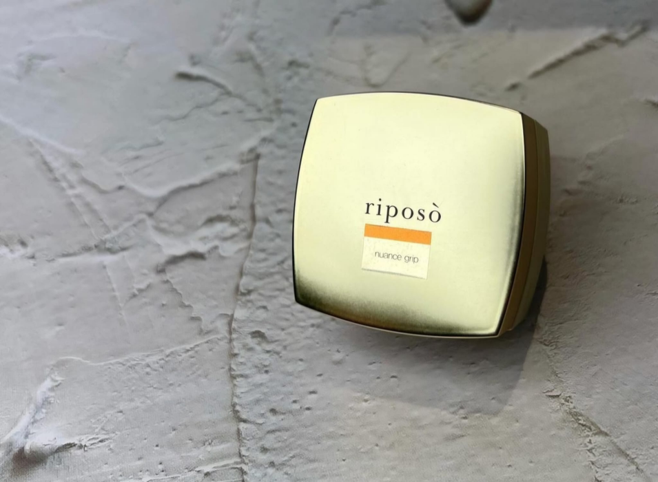 This Shopify product is the RIPOSO Nuance Grip Gel, a high-quality nail treatment designed to create beautiful nuance nails. The gel comes in a 12ml bottle and requires a 30-60 second curing process. This versatile, salon-grade product is perfect for achieving a professional-looking manicure at home, with long-lasting results.