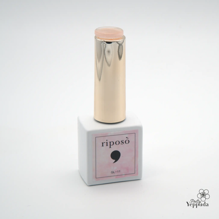 The RIPOSO Veil Glinting collection features a premium set of non-wipe syrup glitters that offer a classy, subtle gold sheen. The fine, smooth glitter particles provide a delicate, soft application, unlike chunky gold glitters. These glitters can be easily layered to achieve the desired intensity and color tone, complementing Swarovski nails seamlessly. The collection boasts a range of shades, GL09-GL13, that can be used alone or combined with RI