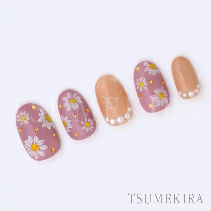 Delicate Japanese nail art stickers featuring beautiful white flowers against a soft pink background, a versatile design that can be worn year-round. Showcasing the TSUMEKIRA and MAGARET brands, these high-quality nail embellishments elevate any manicure with a touch of elegant style.